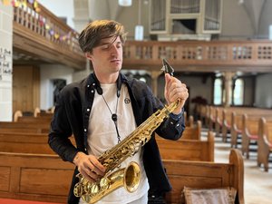 Pfarrer Sebastian Stussig am Saxohone