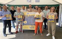 Beim Jubiläum dabei (v-l.nr.): Superintendent Christian Bald, Sozialplaner Sören Wiebusch, Sozialpfarrer i.R. Matthias Blomeier, Peter Sudermann, Ulrich Wienstroth (1. Vorsitzender Bielefelder Tisch e.V.), Sozialdezernent Ingo Nürnberger, Silke Aron (Leitung des Büros für Sozialplanung), Oliver Wittler (Geschäftsführer der REGE) und Stefanie Müller. Foto: Dagmar Bald